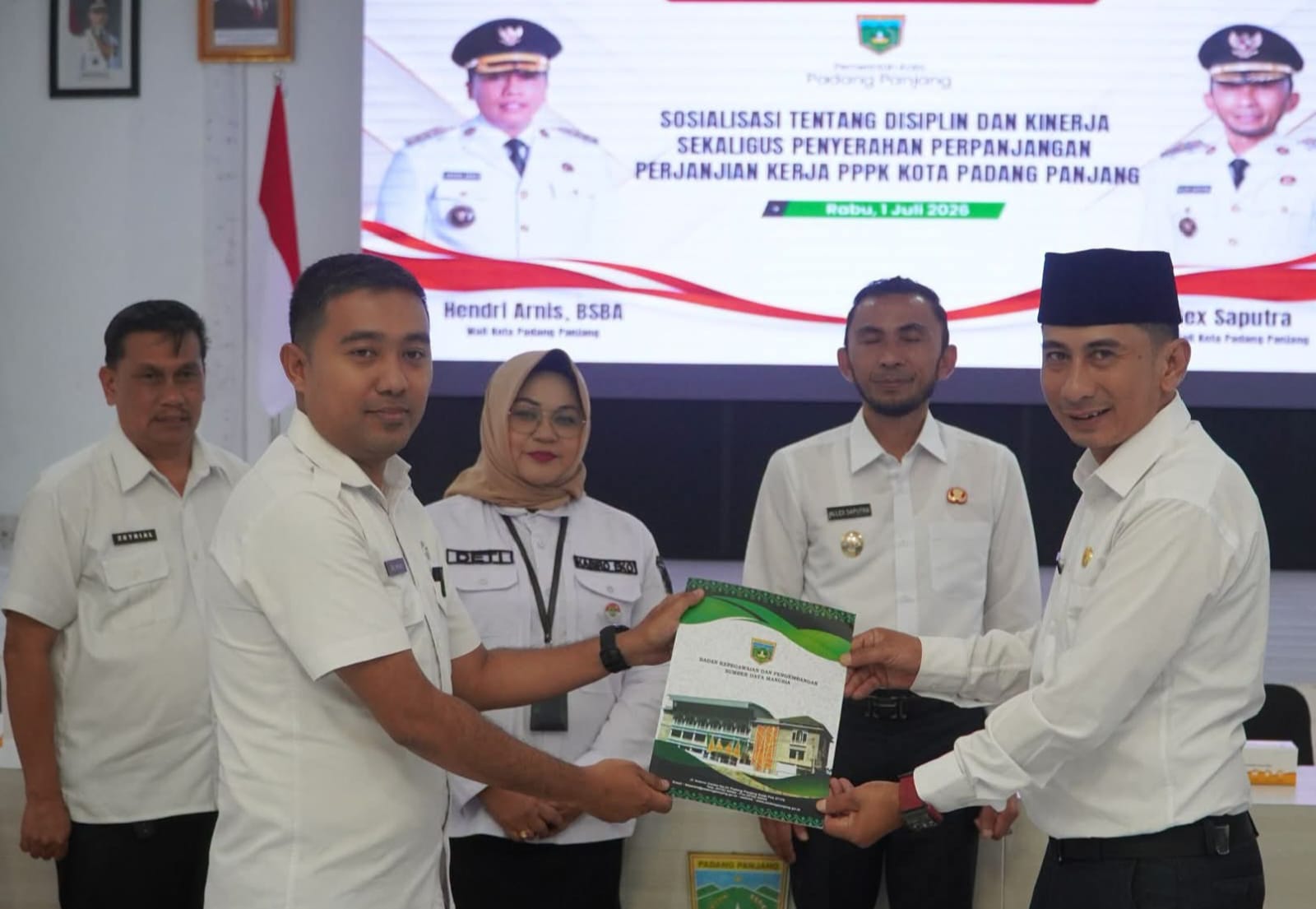 Suasana penyerahan SK perpanjangan kerja bagi PPPK Pemko Padang Panjang